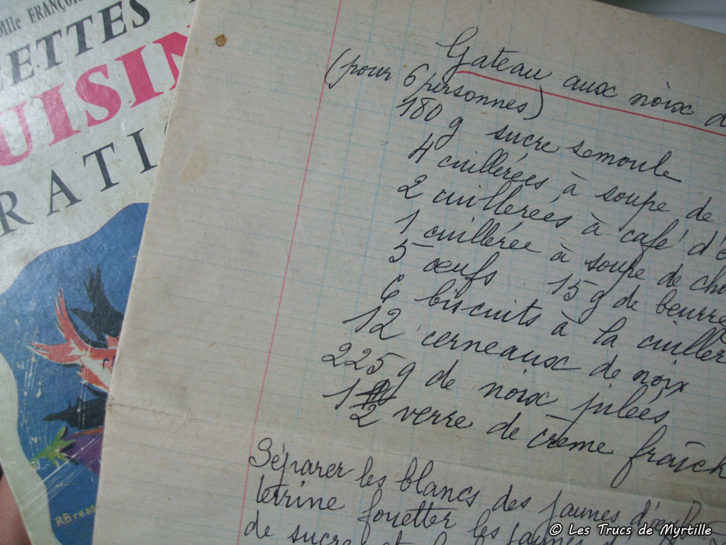 Une autre recette de gâteau aux noix hyper rapide (à mon avis, elle achète les noix déjà cassées), et qui ne ressemble pas du tout au mien,