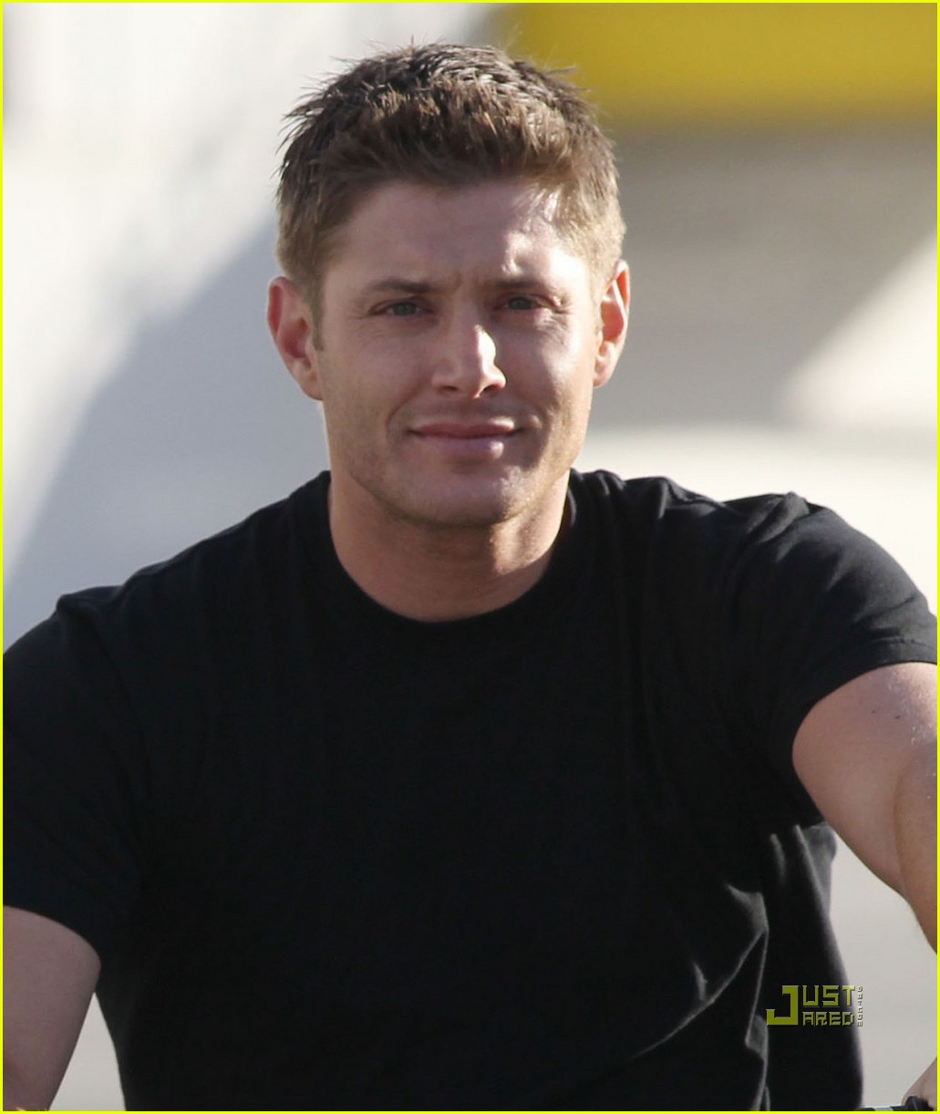 http://2.bp.blogspot.com/_ImoZONMHqCQ/TH92KnSuCiI/AAAAAAAAACk/X1WMseIuNjY/s1600/jensen-ackles-motorcycle-giant-02.jpg