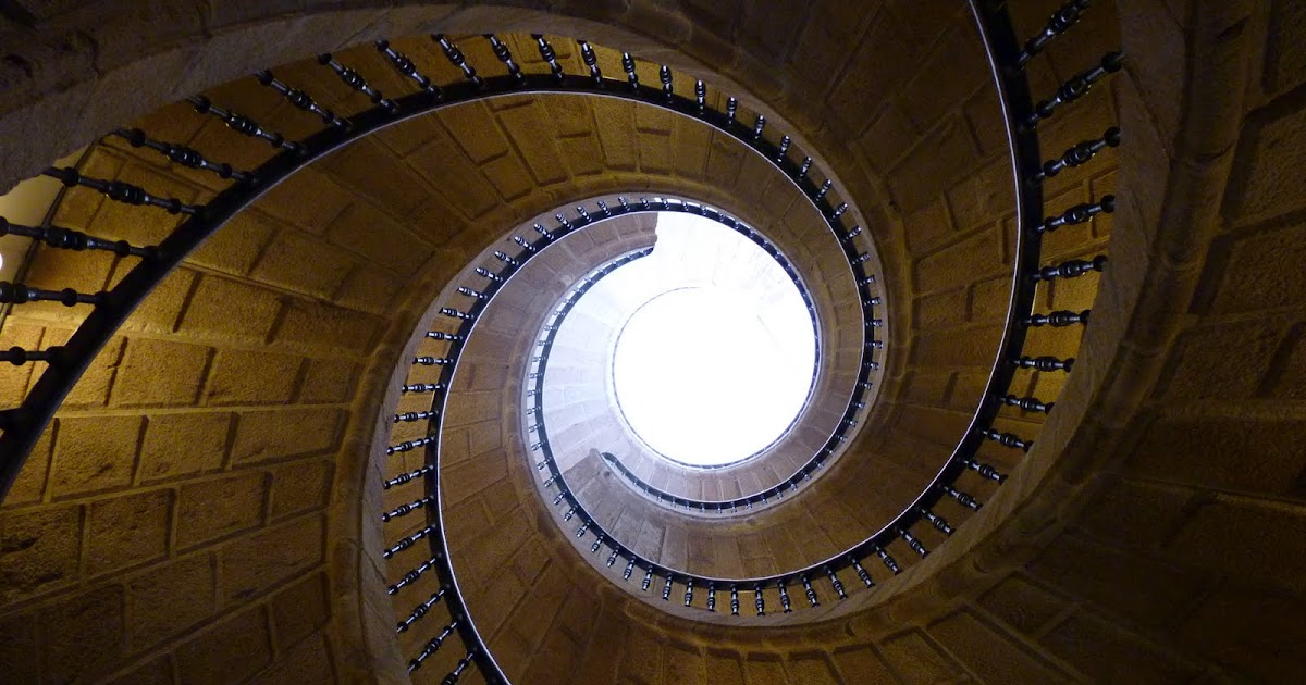 Visit Compostela: Escalera de caracol en Santo Domingo de Bonaval