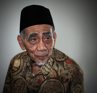 KH. Maimun Zubair (Matahari Dari Sarang)