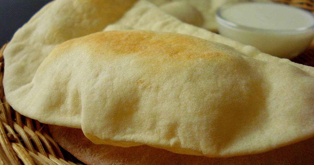 Pita bread with Garlic yogurt sauce