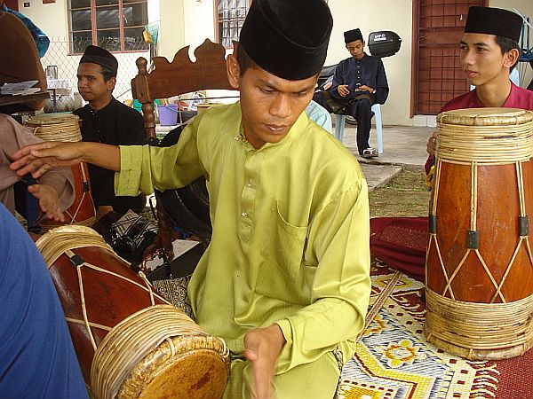 [Mat+Arip+ngn+gaya+bunga+kepak+yang+tersendiri+tatkala+melagukan+rentak+zapin.jpg]