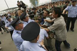 [BJ警方与香港记者发生冲突.jpg]