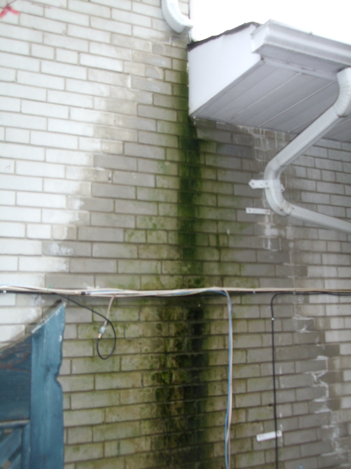 Signs of a major downspout leak! North Shore Eavestroughing Blog