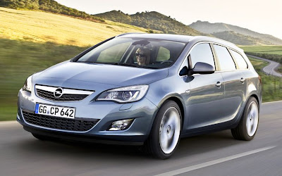 2011 Opel Astra Sports Tourer Front Action View
