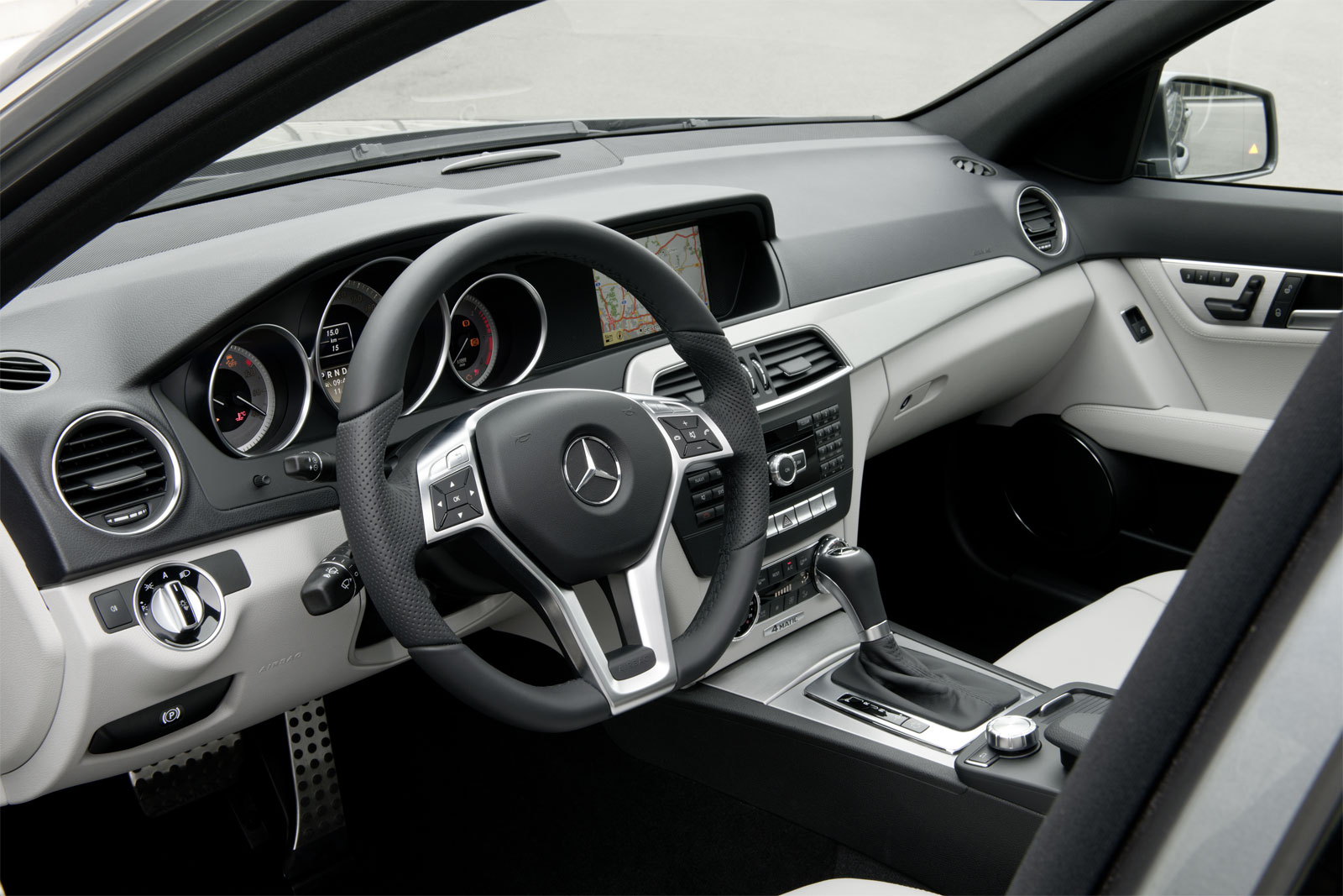 http://2.bp.blogspot.com/_J3_liDBfbvs/TRvBnqj-BoI/AAAAAAAA02o/z0W0fte7R_g/s1600/2012%2BMercedes-Benz%2BC-Class%2BDashboard%2BView.jpg