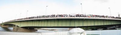 عکس : زنجیره ‎ی انسانی بر رود راین در کلن شنبه 3 مرداد