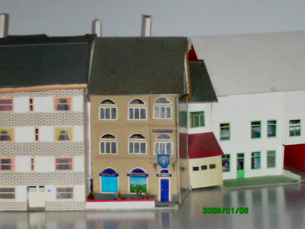 maison ouvière à façade blanche