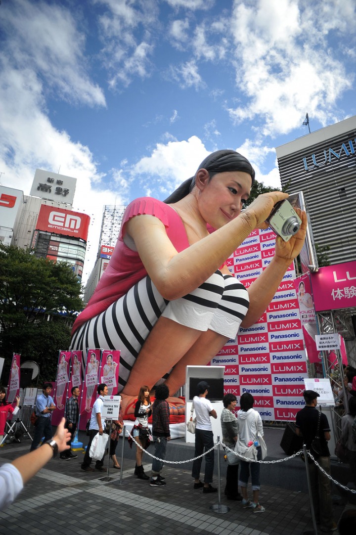 http://2.bp.blogspot.com/_JGgzOkYhIb0/TLE8VFdGcgI/AAAAAAAAGuk/O8Tyu04ayZM/s1600/lumix_promotion_3.jpg