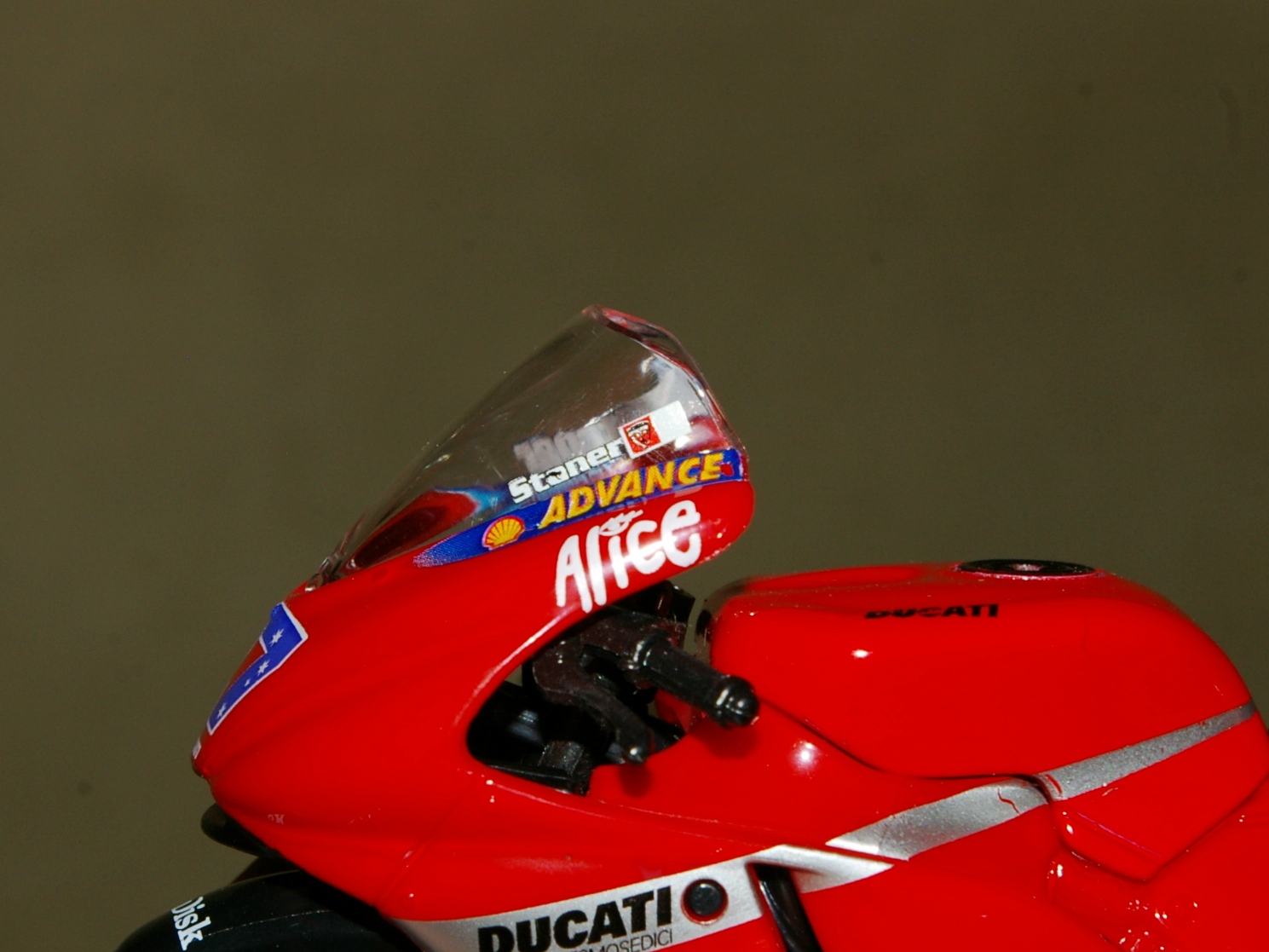 2007 Ducati Desmosedici gp7 casey stoner 1/18 moto-GP Alice sandisk #27 