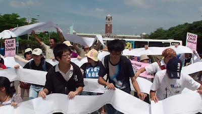 人民拉開認股名單,請問總統:「馬總統的環境信託政策要跳票嗎?」朱淑娟攝