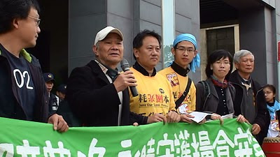 詩人吳晟(左二)在環保署前廣場向青年學生致意。
