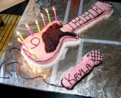 Guitar Cakes on The Guitar Cake Complete With Microphone