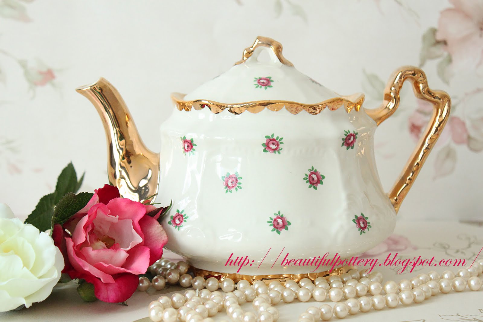 BEAUTIFUL POTTERY Vintage Teapots