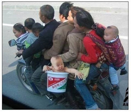 LOCURAS. FAMILIA ENTERA EN UNA MOTO