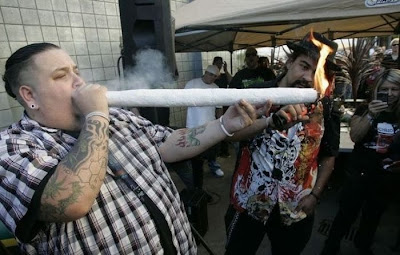 HUMOR. UN CIGARRITO. CUIDADO con los HUEVOS