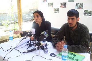 [Image: Farah_victims_PressConference2.JPG]