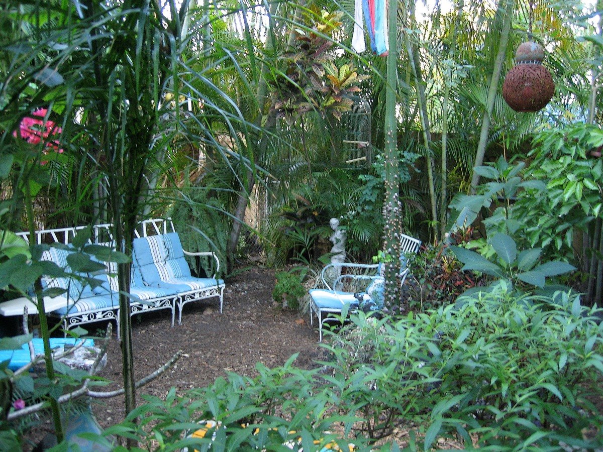 [3+Backyard+Terrace.JPG]