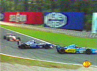 Hill se choca com Schumacher após uma manobra precipitada de Inoue