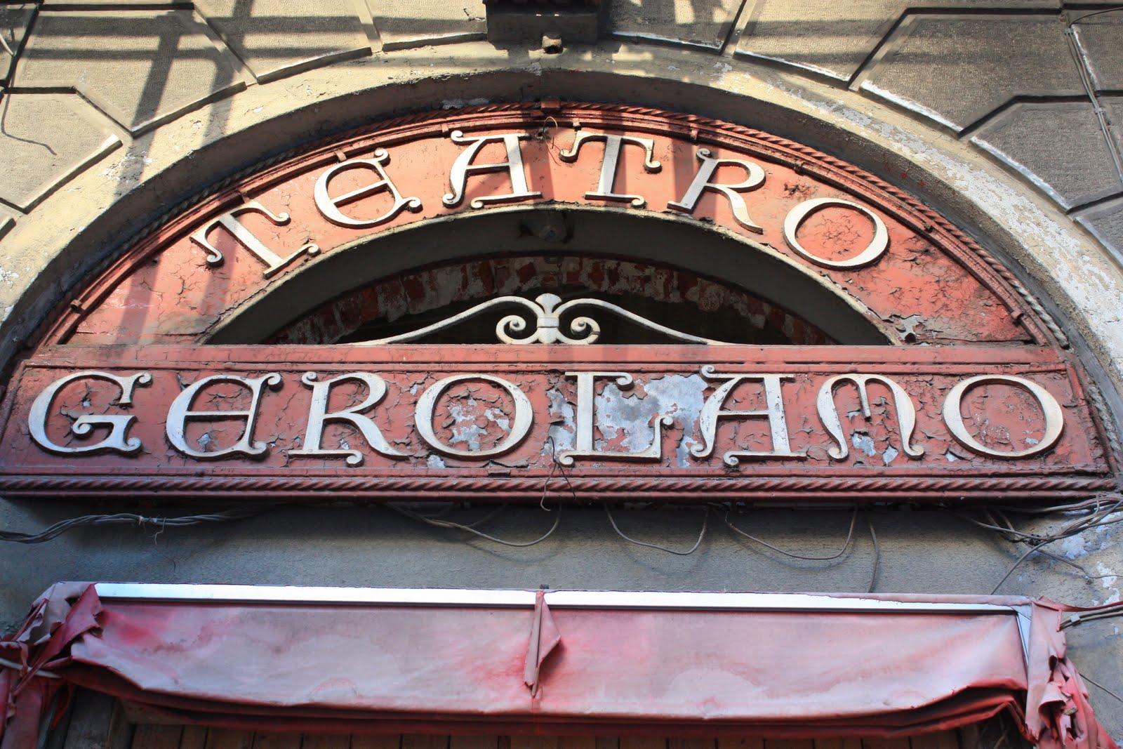 walking spanish quel che resta del Teatro Gerolamo, piazza Beccaria