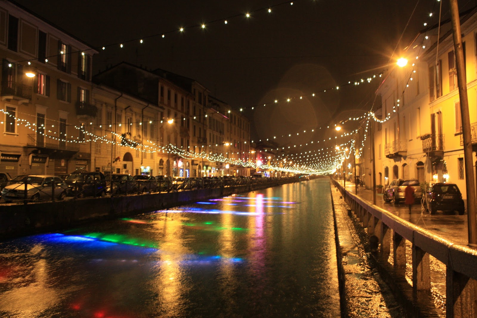 walking spanish sotto la pioggia, il Naviglio Grande illuminato