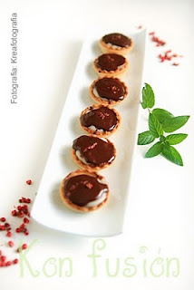 Tartaletas de crema de coco y chocolate con toke de pimienta rosa RECETA POSTRE MASA