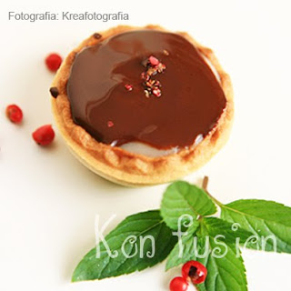 Tartaletas de crema de coco y chocolate con toke de pimienta rosa CHOCOLATE PIMIENTA ROSA