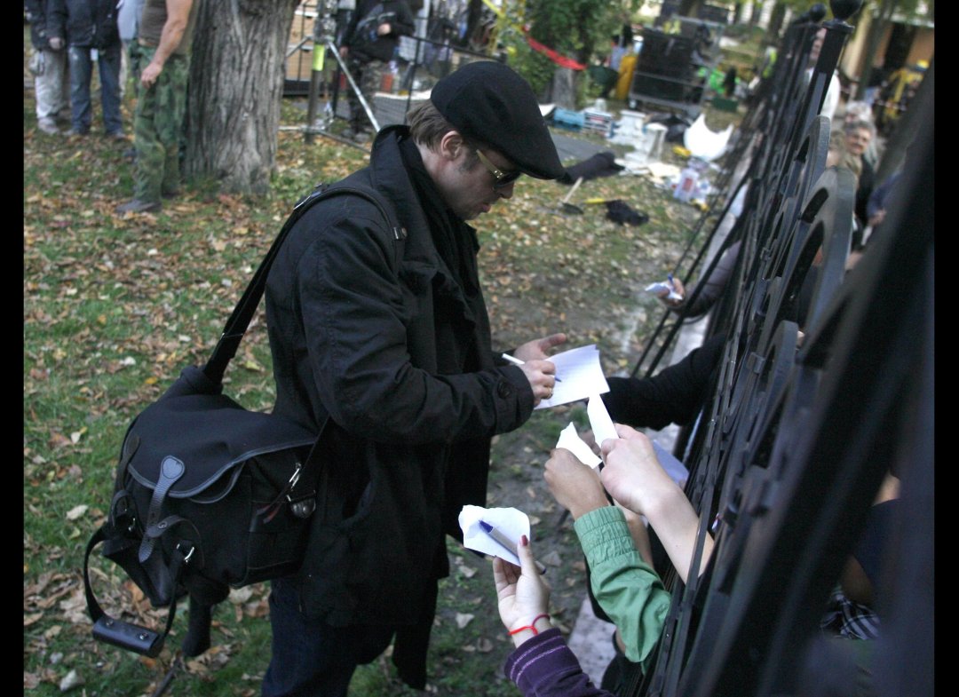 http://2.bp.blogspot.com/_JUw2aRvPUwc/TLmLG_Q74nI/AAAAAAAAZnA/d60xyXPX-A8/s1600/Angelina+Jolie+&+Brad+Pitt+In+Hungary+(PHOTOS)6.jpg