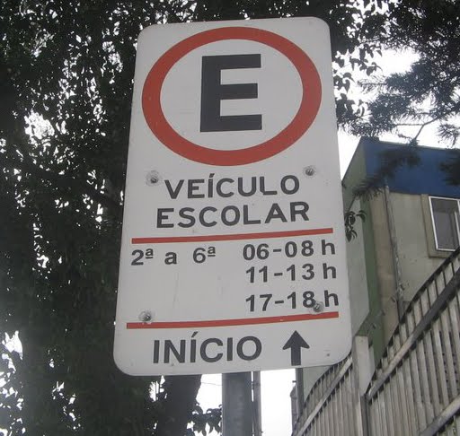 Projeto de Lei que visa a criar estacionamento exclusivo para transportadores escolares.