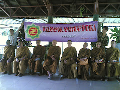 Gambar ini berupa foto bersama Bhikkhu sangha