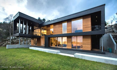 Modern Twofold House In Black Stained Wood With Natural Wood Between The Window Partitions
