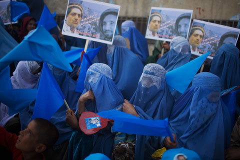 [Afghanische+Frauen+wählen....jpg]