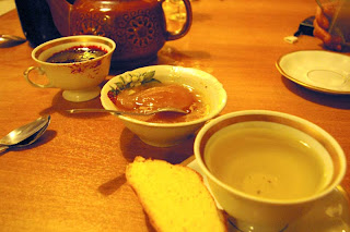 お茶の材料はすべて庭でとれた新鮮なハーブ。はちみつを添えると素晴らしいです。