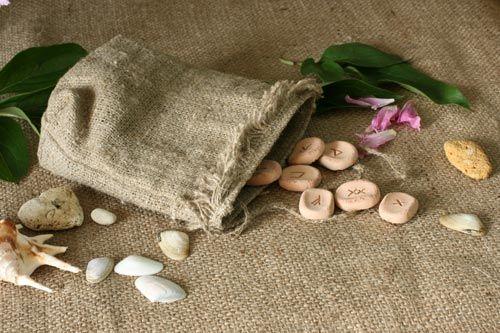 Расклад Зодиакальное гадание древних германцев. Разложите 24 руны в