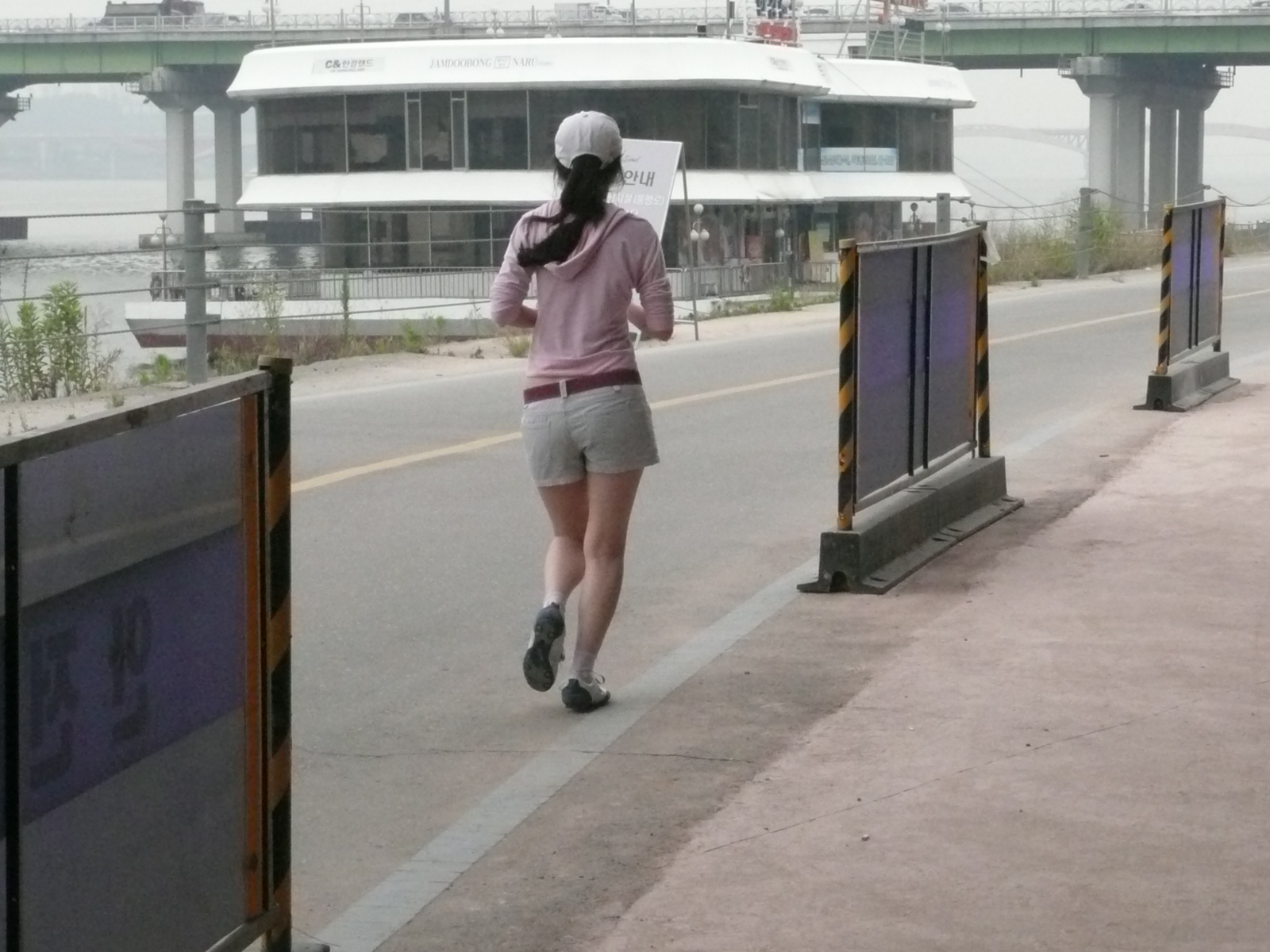 [lady.JPG]