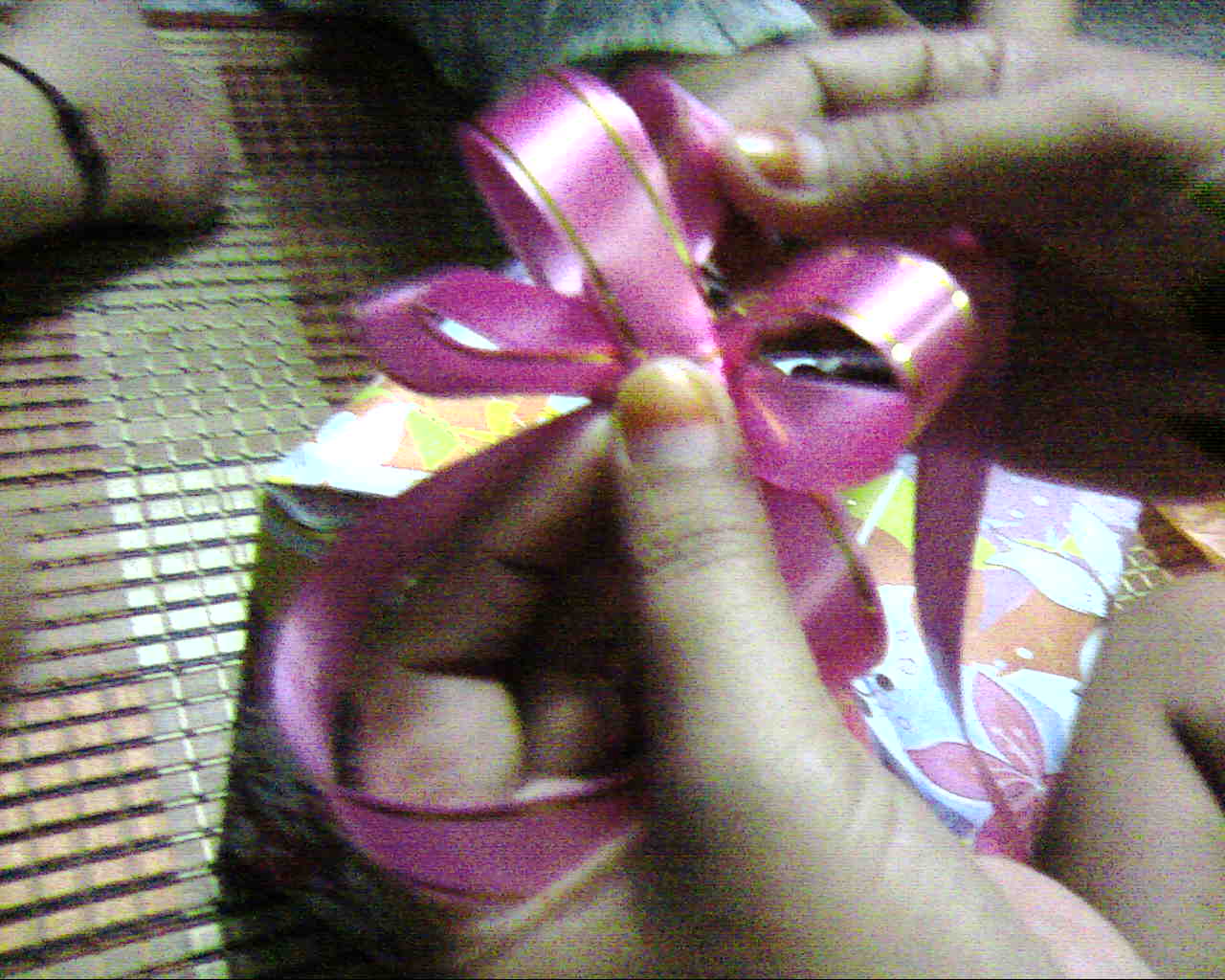 cara membalut hadiah