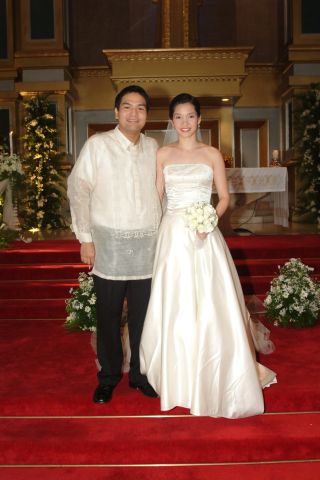 http://2.bp.blogspot.com/_JpAzjGpfpp0/TSXRROGfYMI/AAAAAAAABRE/M97stOBtaWo/s1600/filipino-wedding-dress-couple.jpg