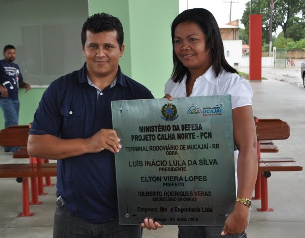 Prefeito Gordo Lopes e a Líder do Prefeito na câmara, vereadora Maria de Jesus, segurando a placa de inalguração que ainda será fixada