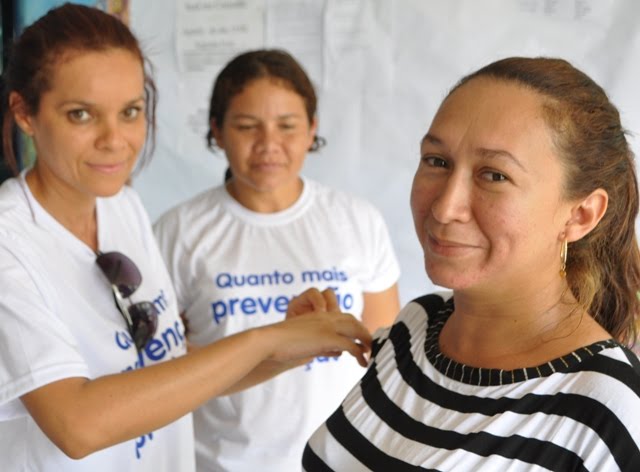 Municipe sendo vacinada, no posto de atendimento localizado na Escola Municipal Lígia Bruna