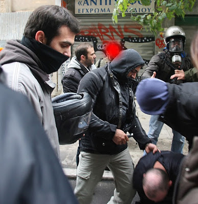 Ποιός είπε ρε ότι το δημόσιο είναι αντιπαραγωγικό; Τους κουκουλοφόρους τους βλέπετε τι δουλειά βγάζουν; 8 10