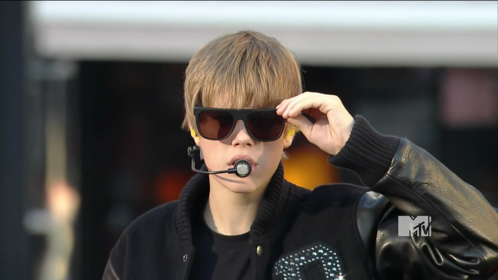 صورً للقمرٍ Justin Bieber  Justin+Bieber+VMA+2010+1080i+%28HDTV%2BLive%29.ts_snapshot_00.35_%5B2010.09.16_23.29.09%5D