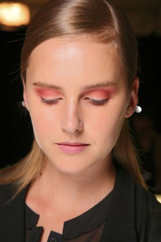 Цветен грим с коралови сенки Narciso Rodriguez Цветен грим с коралови сенки