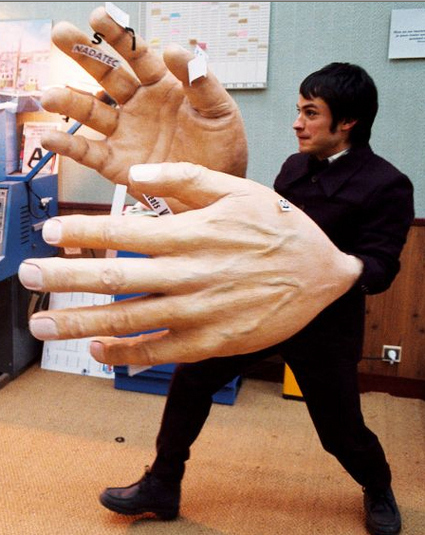 the-science-of-sleep-had-some-big-hands-30726-1237324696-15.jpg