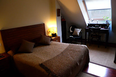 Dormitorio de Maki (desocupado) Dormitorio+bajocubierta+con+muebles+madera+oscuros+y+rinc%C3%B3n+de+trabajo