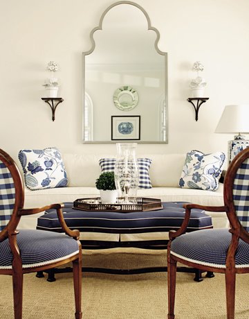 [salón+con+sillas+y+sofá+tapizado+en+azul+y+blanco+via+housebeautiful.jpg]