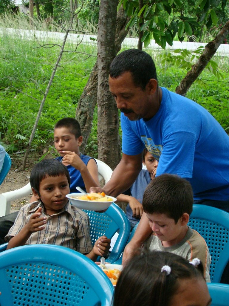 [DSC03186+omar+serving.jpg]