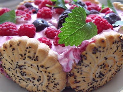 Articole culinare : parfait cu fructe de padure (ice cream parfait with berries)