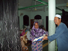 Pengarah MTD Trong menyampaikan sumbagan kepada ibu tungal,anak yatim dan fakir miskin