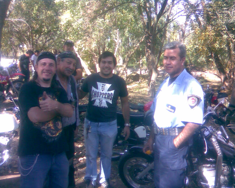 LOS HALCONES CHARLANDO SOBRE MOTOS CON UN OFICIAL