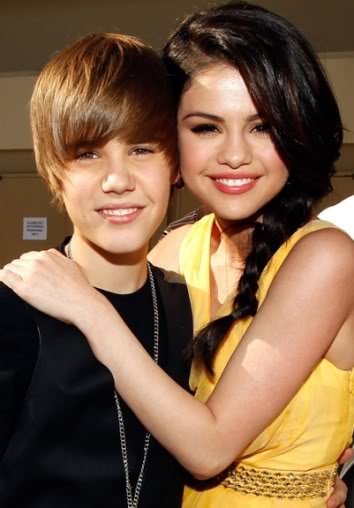 justin bieber and selena gomez kissing on the lips for real 2011. JUSTIN BIEBER KISSES SELENA